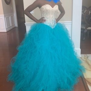 Mori Lee size 2 blue and white ballgown (prom/pageant)